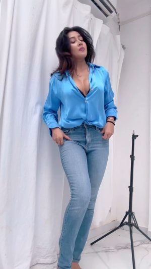 Sofia Ansari Instagram - 🩵
👕@zara
👖@leecooperindia
👟 @filaindia @fila_global
Earrings @swarovski
Makeup @maccosmeticsindia @maccosmetics
Makeover @_fitfad