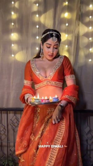 Sofia Ansari Instagram - #grwm #happydiwali
💄@maybelline
Head jewellery @amazonfashionin
Makeover @_fitfad
Cameraman @_sanaaaaasa
👡@walkwayshoesin
