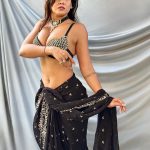Sofia Ansari Instagram - Bataoo kaesi laag rahi hu main ? Mast ? Dhinchak ? Pataka ? #sofiaansari #black #saree #love