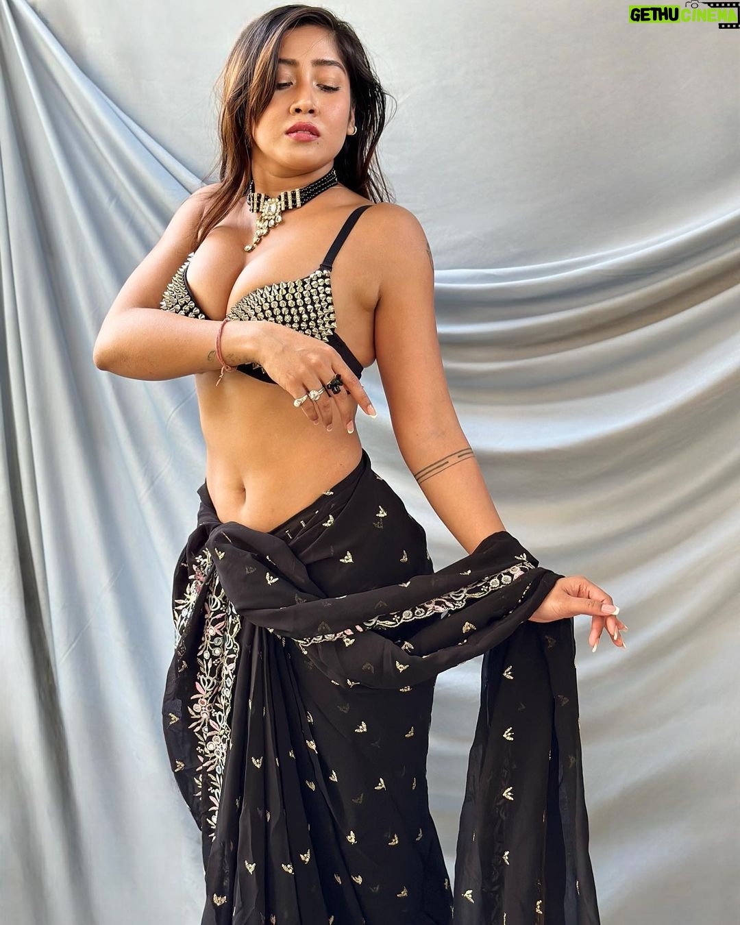 Sofia Ansari Instagram - Bataoo kaesi laag rahi hu main ? Mast ? Dhinchak ? Pataka ? #sofiaansari #black #saree #love
