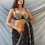 Sofia Ansari Instagram - Bataoo kaesi laag rahi hu main ? Mast ? Dhinchak ? Pataka ? #sofiaansari #black #saree #love