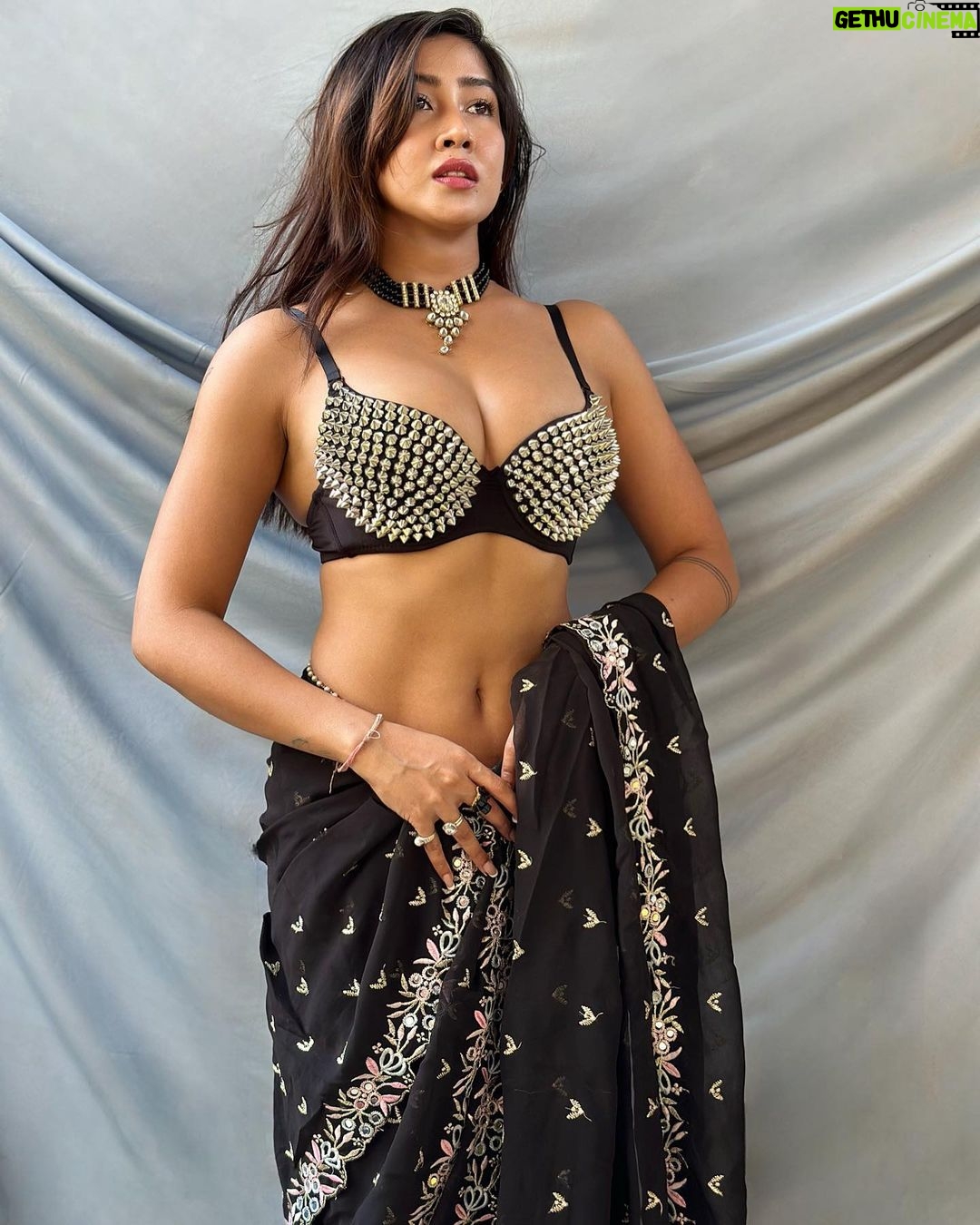 Sofia Ansari Instagram - Bataoo kaesi laag rahi hu main ? Mast ? Dhinchak ? Pataka ? #sofiaansari #black #saree #love