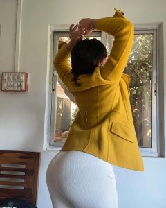 Sofia Ansari Instagram - Weekend 😊 #sofiaansari #baby #yellow #saturday 🧥 @mesense_official 👖 @hm