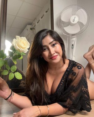 Sofia Ansari Instagram - On the floor darling 🌹

#roseday #beauty #sofiaansari