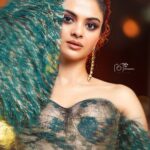 Solanki Roy Instagram - “Up here, my eyes are green leaves, unseeing.” — Virginia Woolf @sayantan_dutta_photography @koustuv_chatterje @agency_thecapture @fashiondoctor_official @kajuguhaofficial