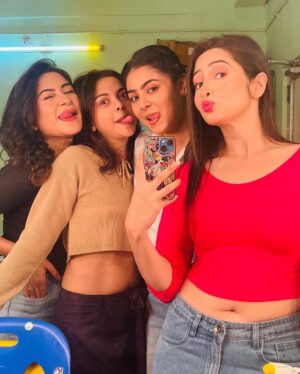 Solanki Roy Instagram - Life is beautiful when I get my Valentine’s at work place…..❤️

Happy Valentine’s Day to me & all of you🫶🏻🌹

#valentines 
#valentinesday 
#girls 
#mygirls 
#lifeisbeautiful 
#blessed 
#loveyou