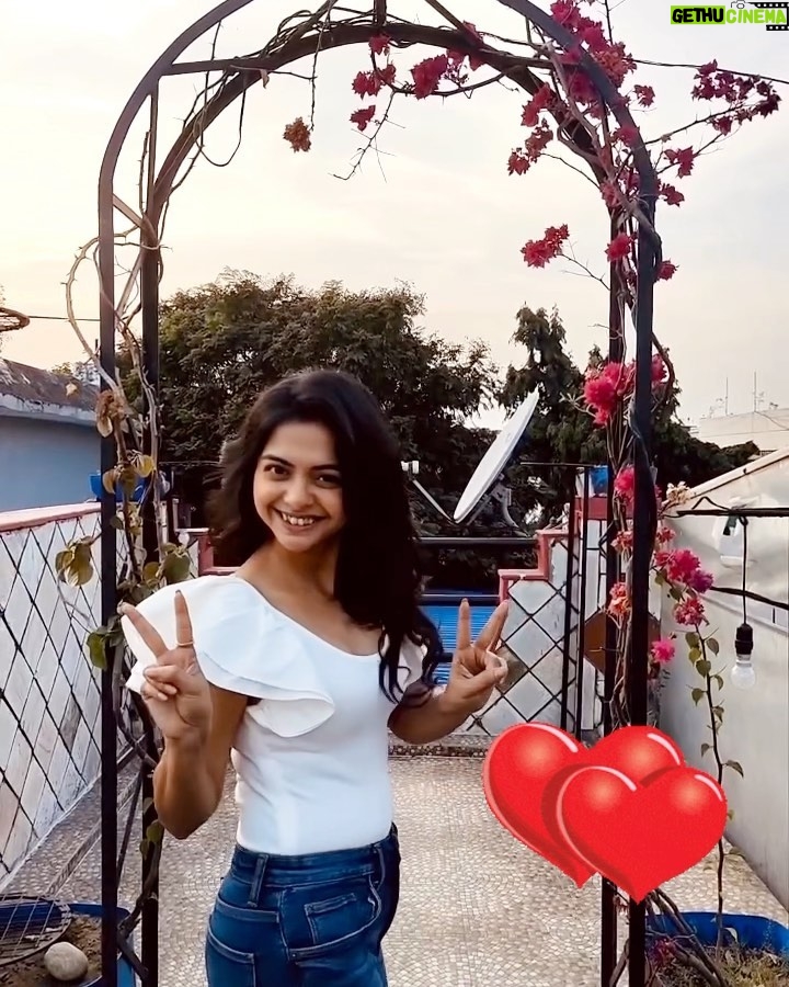 Solanki Roy Instagram - Thank you so much my #instafamily for 400k+ followers! I love you all soooo much! ❤️❤️ #happyme Kolkata - The City of Joy