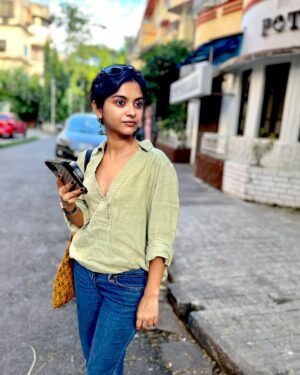 Solanki Roy Instagram - One lost soul, swimming in a fish bowl 🦉
#embracinglife