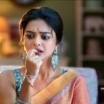 Solanki Roy Instagram - পুজো মানেই হৈ হুল্লোড়, ঘোরাঘুরি, আড্ডা আর প্রচুর খাওয়াদাওয়া! পেটপুজো ছাড়া বাঙালির পুজো অসম্পূর্ণ! আর মাংস প্রিয় বাঙালি কষা মাংস ছাড়া পুজো ভাবতেই পারেনা! আর সেই মাংস যদি হয় সানরাইজ মিট মশলা দিয়ে তৈরি, তাহলে তো কথাই নেই... সানরাইজ মিট মশলার গুনে এবার আনাড়ি রাঁধুনি @itsmeabirchatterjee @senguptajisshu হয়ে উঠলো পাকা রাধুনী | আর সেই রান্না খেয়ে ক্লিন বোল্ড আমি আর @sohinisarkar01 #SunrisePureTVC #SunriseMeatMasala #SunrisePure Music by: @onindoclicks Singers: @onindoclicks #UpalSengupta #ProsmitaPal Chorus: #NabarunPal