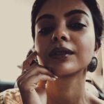Solanki Roy Instagram - Aaina dekh kar tasalli hui Humko iss ghar mein janta hain koi... ~ Gulzar #photographysouls #poems #love #life