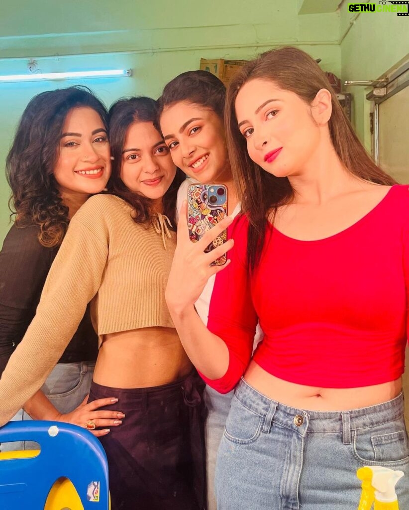 Solanki Roy Instagram - Life is beautiful when I get my Valentine’s at work place…..❤️ Happy Valentine’s Day to me & all of you🫶🏻🌹 #valentines #valentinesday #girls #mygirls #lifeisbeautiful #blessed #loveyou
