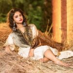 Solanki Roy Instagram - It's all in the eyes✨ Photography: @sayantan_dutta_photography Styling: @neelsaha_styled_by_blue Make up: @makeupartist_bhaskarbiswas Costume: @sasya_fashions Jewellery: @mukundjewellerskolkata @sudipanchakraborty #photooftheday📷 #actorslife #photoshoot #loveforwork #bodypositivity #gratitude #love #Evening #weekend #weekendvibes #saturday