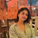 Solanki Roy Instagram - When I am caught red handed waiting eagerly for my food to arrive between some clicks 😉 #actor #solankiroy #foodlover #lovestory Tanjore Tiffin Room