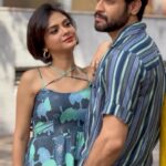 Solanki Roy Instagram - BTS! Fashion Shoot for Bartaman Chatusparni and Sukhi Grihokon! . . . Follow @bartaman_sukhigrihokon . . . #bartaman #chatusparni #sukhigrihokon #fashionshoot #fashionbts #funmoments #solankiroy #vikramchatterjee #shohorerushnotomodine #moviepromotion #mixnmatch #lovelycouple #onscreenpair #popularcouple #bengalimagazine #saturdayfeature #lovetoshoot #stylefashion #celebrity #celebshoot . . . @vikramchatterje @iamsudiptachanda @rupsu_debnath_photography @abhijitpl2 @sanandalaha @debjanighoshofficial @anwesha.datta @chakravartikamalini @ecohubkolkata @storeno.6 @glamourdesignerboutique @bohurupi_santiniketan @reneindia.official @sanjhrupsarees @houseofdebaarun
