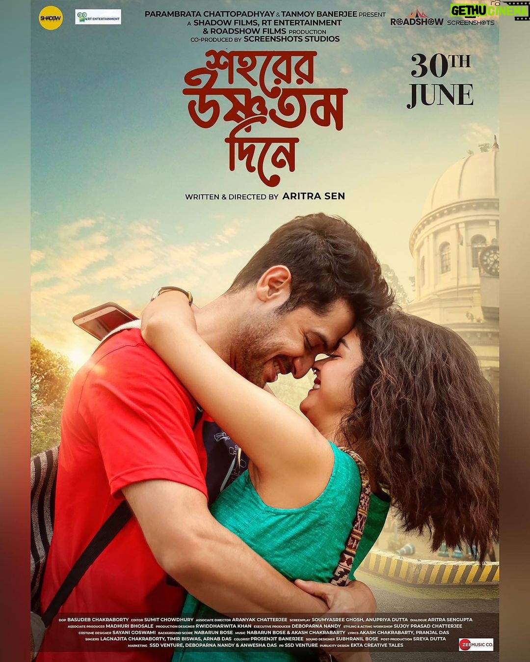 Solanki Roy Instagram - কারোর প্রথম প্রেম, তো কারোর শেষ স্মৃতি, এই শহর রয়ে গেছে একই রকম মায়াবী। আমাদের আগামী নিবেদন "শহরের উষ্ণতম দিনে", আসছে ৩০ শে জুন আপনার কাছের প্রেক্ষাগৃহে- সকলের জীবনে ভালোবাসার উষ্ণতা ছড়াতে । @ig_roadshowfilmsofficial @officialshadowfilms @emveebee_media #rtentertainment @aritsen07 @vikramchatterje @parambratachattopadhyay #tanmoybanerjee #madhuribhosale @dey.shyamsundar @rahuldevbose @debopriyo_toton @anamikachakraborty @achatterjee4 @sujoyprosad @basudebcgrapher @imsumitc @kolorobix @timirbiswaslive @lagnajitaofficial @arnab2207 @chatterjeearanyak @fromdotto @orpinandy @goswamisayani3 @subhranilbose @rwiddhorwito @a_bo_kash @pranjaldas_badtrip @aritraandotherstories @torshadas111 @riddhiebasak @ranabt @ektabhattacharjee @soumyasree.g @thought_city6 @ssdventure @nandinikundu @samanta_debalina @d.sshree @kankabatibanerjee mukherjee4349 #ShohorerUshnotomoDine #sud #aritrasen #vikramchatterjee #solanki #kolkata #newmoviealert #bengalifeaturefilm #newmovieposter #newmovie #vikramsolanki #lovestory #instaphoto #poster #comingsoon #sohorerushnotomodineon30thjune Kolkata - The City of Joy