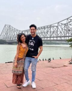 Solanki Roy Instagram - Happy Birthday my friend! এরকম একটা দিনে একটা special উপহার নাহলে চলে নাকি? আজকেই তোমাদের সবার জন্যে একটা দারুন surprise আছে। ঠিক সন্ধ্যে ৭ টায়! Stay tuned with us ♥️ @vikramchatterje #kolkata #amarpriyoshorhor #bhalobasharshohor #bondhutto #bhalobasha #nostalgia #memories