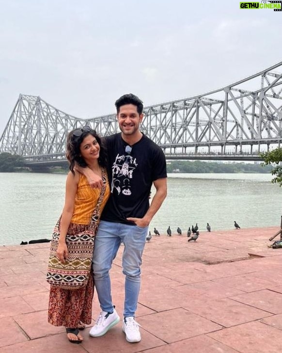 Solanki Roy Instagram - Happy Birthday my friend! এরকম একটা দিনে একটা special উপহার নাহলে চলে নাকি? আজকেই তোমাদের সবার জন্যে একটা দারুন surprise আছে। ঠিক সন্ধ্যে ৭ টায়! Stay tuned with us ♥️ @vikramchatterje #kolkata #amarpriyoshorhor #bhalobasharshohor #bondhutto #bhalobasha #nostalgia #memories