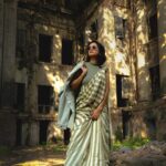 Solanki Roy Instagram - POV: In love with these captures! ☺️♥️ So, while I was looking at these pictures sitting quietly in my gallary, a trail of thoughts took me back to my city and my memories there and I felt this sudden gush of emotions swirling up my throat. Seldom we take a pause and remember to cherish what we have because we are too busy achieving what we want. But these little things make our life worth living . Today, I take this opportunity to thank every single person, some being my friends, some being my immediate family, and some whom I haven't been lucky enough to meet personally but in this day of social media they have become my extended family for sure, each & every one of you who has loved me all these years unconditionally and helped me reach where I am today! It wouldn't have been possible without you... My heart is filled with gratitude and love and all I can say is "I am because you are!" ♥️ 📸 @sarkardebarshi19 💄 @suro.make_up_artist Styling and 👗 @suchanda_banerjee Videography @skylab_akashdeep Videography assisted by ujjaini ghosh Kolkata - The City of Joy