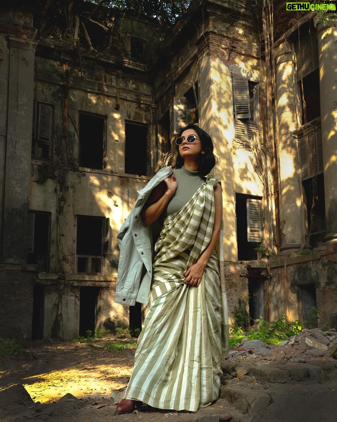 Solanki Roy Instagram - POV: In love with these captures! ☺️♥️ So, while I was looking at these pictures sitting quietly in my gallary, a trail of thoughts took me back to my city and my memories there and I felt this sudden gush of emotions swirling up my throat. Seldom we take a pause and remember to cherish what we have because we are too busy achieving what we want. But these little things make our life worth living . Today, I take this opportunity to thank every single person, some being my friends, some being my immediate family, and some whom I haven't been lucky enough to meet personally but in this day of social media they have become my extended family for sure, each & every one of you who has loved me all these years unconditionally and helped me reach where I am today! It wouldn't have been possible without you... My heart is filled with gratitude and love and all I can say is "I am because you are!" ♥️ 📸 @sarkardebarshi19 💄 @suro.make_up_artist Styling and 👗 @suchanda_banerjee Videography @skylab_akashdeep Videography assisted by ujjaini ghosh Kolkata - The City of Joy