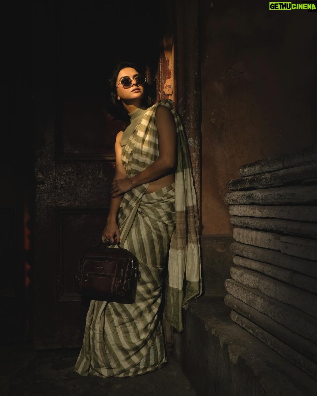 Solanki Roy Instagram - POV: In love with these captures! ☺️♥️ So, while I was looking at these pictures sitting quietly in my gallary, a trail of thoughts took me back to my city and my memories there and I felt this sudden gush of emotions swirling up my throat. Seldom we take a pause and remember to cherish what we have because we are too busy achieving what we want. But these little things make our life worth living . Today, I take this opportunity to thank every single person, some being my friends, some being my immediate family, and some whom I haven't been lucky enough to meet personally but in this day of social media they have become my extended family for sure, each & every one of you who has loved me all these years unconditionally and helped me reach where I am today! It wouldn't have been possible without you... My heart is filled with gratitude and love and all I can say is "I am because you are!" ♥️ 📸 @sarkardebarshi19 💄 @suro.make_up_artist Styling and 👗 @suchanda_banerjee Videography @skylab_akashdeep Videography assisted by ujjaini ghosh Kolkata - The City of Joy
