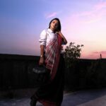 Solanki Roy Instagram - A gentle reminder: We, as a society always perceive and glorify women as multitaskers, which I believe is a complete hoax as that confines women to gender specific roles, both inside and outside the house! As once Hillary Clinton correctly pointed out, “It’s hard to be a woman. You must think like a man, act like a lady, look like a young girl, and work like a horse.” Sad, but true! Let's not do that to ourselves, let's not be told that we are superhumans, which we are clearly not and which we don't want to be! Lets create healthy boundary walls with the stones that are thrown towards us and trust me, no matter who you are, where you stay, what you do, you can always become the better version of yourself! Cheers to womanhood! 🥂 📸 @sarkardebarshi19 Styling: @suchanda_banerjee 💄: @suro.make_up_artist #actor #solankiroy #actorslife #fridaymotivation #loveyourself