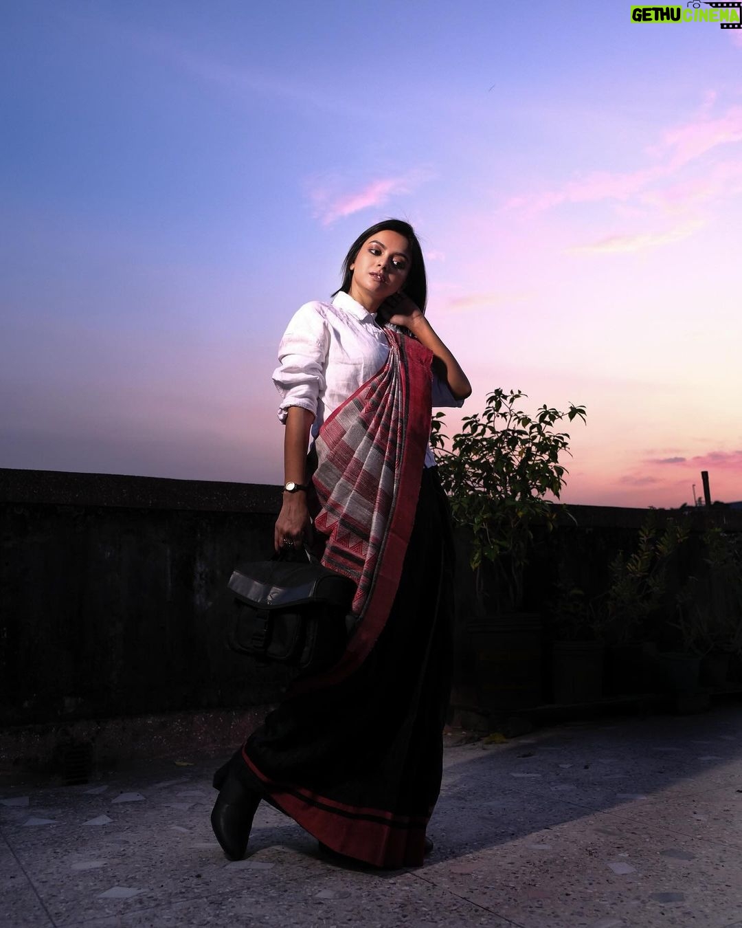 Solanki Roy Instagram - A gentle reminder: We, as a society always perceive and glorify women as multitaskers, which I believe is a complete hoax as that confines women to gender specific roles, both inside and outside the house! As once Hillary Clinton correctly pointed out, βItβs hard to be a woman. You must think like a man, act like a lady, look like a young girl, and work like a horse.β Sad, but true! Let's not do that to ourselves, let's not be told that we are superhumans, which we are clearly not and which we don't want to be! Lets create healthy boundary walls with the stones that are thrown towards us and trust me, no matter who you are, where you stay, what you do, you can always become the better version of yourself! Cheers to womanhood! π₯ πΈ @sarkardebarshi19 Styling: @suchanda_banerjee π: @suro.make_up_artist #actor #solankiroy #actorslife #fridaymotivation #loveyourself