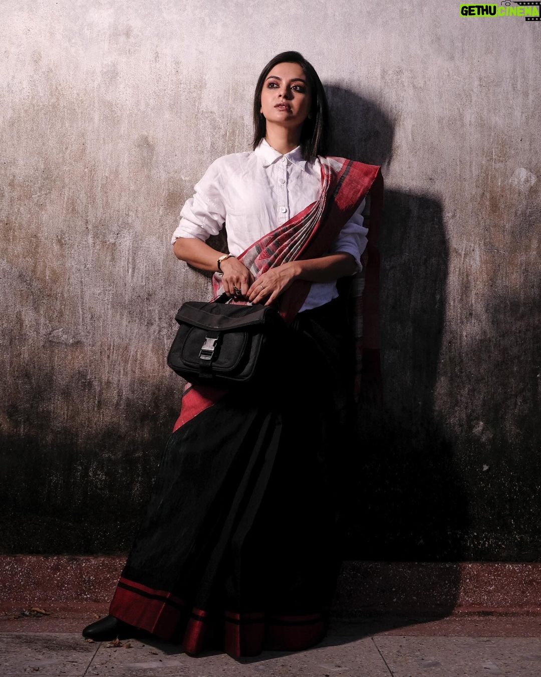 Solanki Roy Instagram - A gentle reminder: We, as a society always perceive and glorify women as multitaskers, which I believe is a complete hoax as that confines women to gender specific roles, both inside and outside the house! As once Hillary Clinton correctly pointed out, βItβs hard to be a woman. You must think like a man, act like a lady, look like a young girl, and work like a horse.β Sad, but true! Let's not do that to ourselves, let's not be told that we are superhumans, which we are clearly not and which we don't want to be! Lets create healthy boundary walls with the stones that are thrown towards us and trust me, no matter who you are, where you stay, what you do, you can always become the better version of yourself! Cheers to womanhood! π₯ πΈ @sarkardebarshi19 Styling: @suchanda_banerjee π: @suro.make_up_artist #actor #solankiroy #actorslife #fridaymotivation #loveyourself