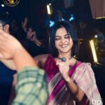 Solanki Roy Instagram - And the festivities continue... I cannot get ovet the Pujas and here's a throwback to the Nabami night with childhood friends! Had a blast at @thetavernkolkata 🍾 thank you for hosting us! Kolkata - The City of Joy