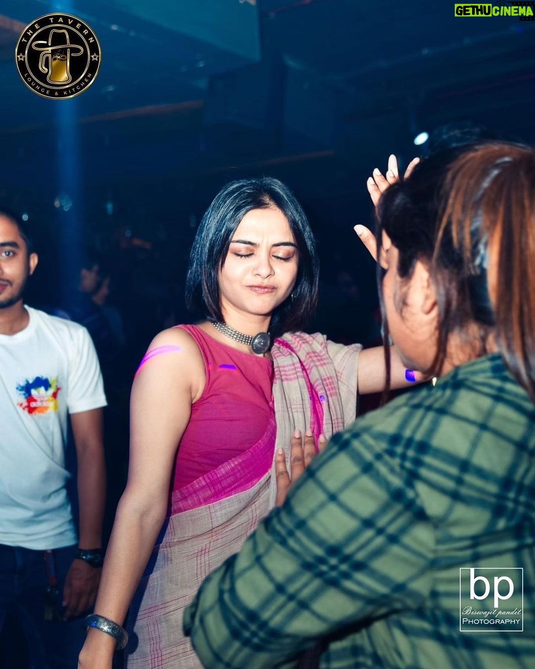Solanki Roy Instagram - And the festivities continue... I cannot get ovet the Pujas and here's a throwback to the Nabami night with childhood friends! Had a blast at @thetavernkolkata 🍾 thank you for hosting us! Kolkata - The City of Joy