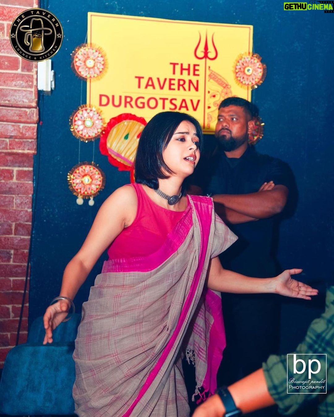 Solanki Roy Instagram - And the festivities continue... I cannot get ovet the Pujas and here's a throwback to the Nabami night with childhood friends! Had a blast at @thetavernkolkata 🍾 thank you for hosting us! Kolkata - The City of Joy