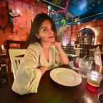 Solanki Roy Instagram - When I am caught red handed waiting eagerly for my food to arrive between some clicks 😉 #actor #solankiroy #foodlover #lovestory Tanjore Tiffin Room
