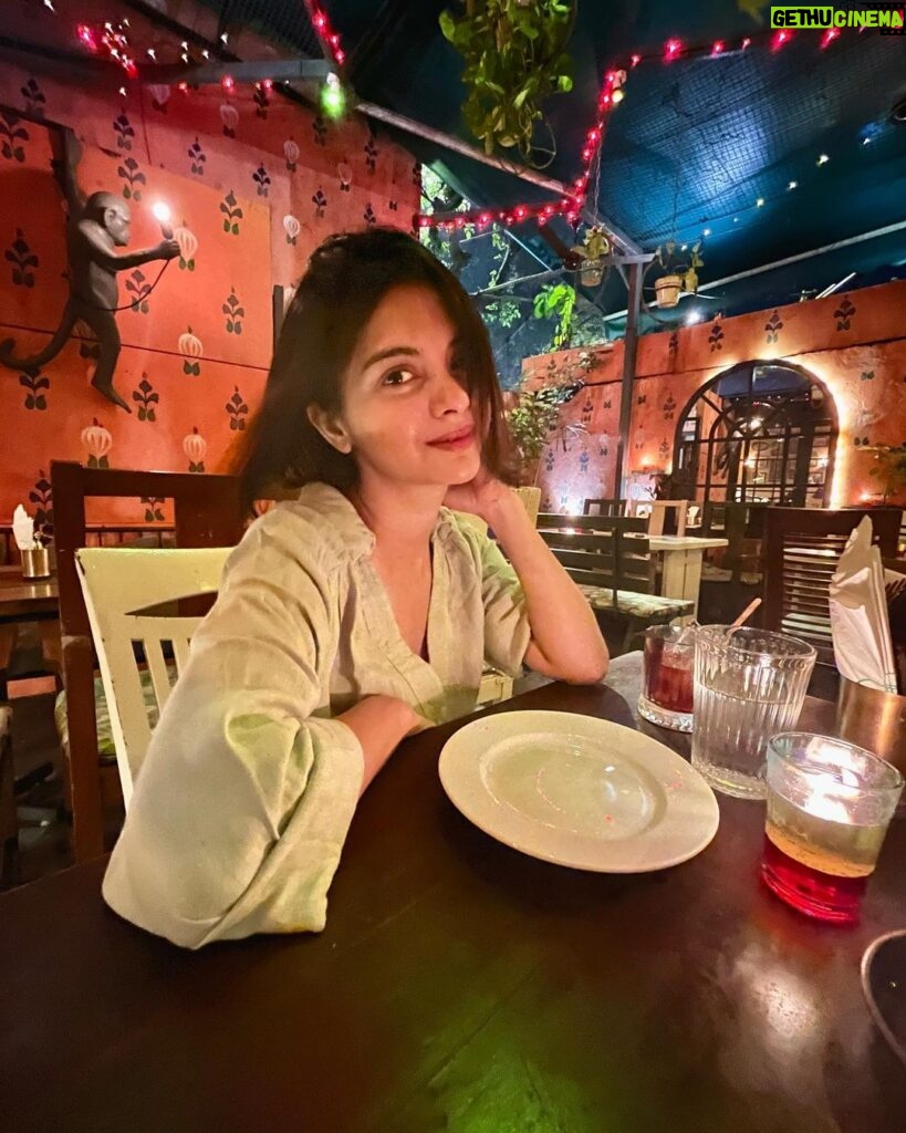 Solanki Roy Instagram - When I am caught red handed waiting eagerly for my food to arrive between some clicks 😉 #actor #solankiroy #foodlover #lovestory Tanjore Tiffin Room