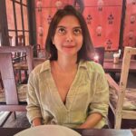 Solanki Roy Instagram - When I am caught red handed waiting eagerly for my food to arrive between some clicks 😉 #actor #solankiroy #foodlover #lovestory Tanjore Tiffin Room