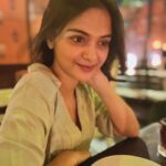 Solanki Roy Instagram - When I am caught red handed waiting eagerly for my food to arrive between some clicks 😉 #actor #solankiroy #foodlover #lovestory Tanjore Tiffin Room