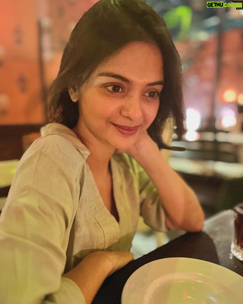 Solanki Roy Instagram - When I am caught red handed waiting eagerly for my food to arrive between some clicks 😉 #actor #solankiroy #foodlover #lovestory Tanjore Tiffin Room