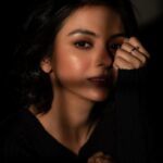 Solanki Roy Instagram - You shine brighter when you embrace your shadow! 🖤 📸 @imsayandey 💄 @sahababusona