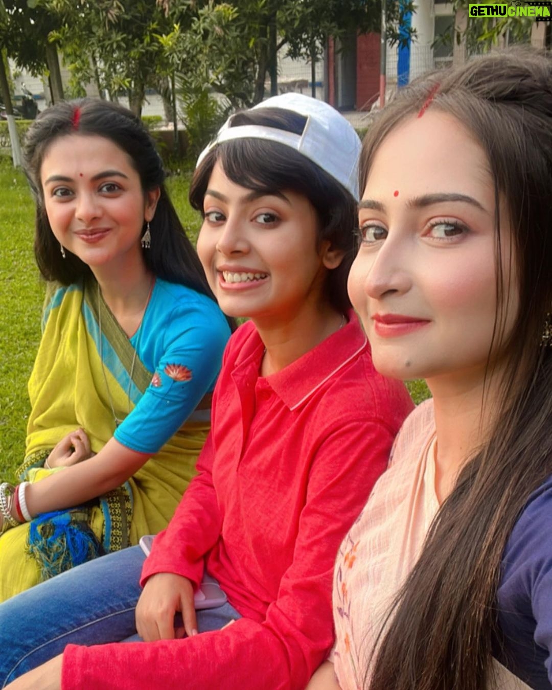 Solanki Roy Instagram - শুভ জন্মদিন দি❤️ মিস করি রোজ🥺 রোজ গিয়েই জড়িয়ে ধরা থেকে শুরু করে নিজেদের অজান্তেই এক কথা ভাবা বা বলা,মুশকিল আসান হতে তোকে আর বোনকে সারা জীবন পাশে চাই!!!! ভালোবাসি অনেকটা ❤️❤️❤️ ভালোথাক আর এই ভাবেই সবাইকে ভালোরাখ।