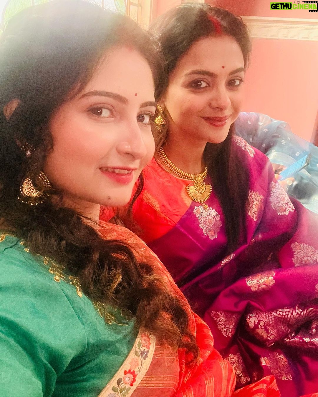 Solanki Roy Instagram - শুভ জন্মদিন দি❤️ মিস করি রোজ🥺 রোজ গিয়েই জড়িয়ে ধরা থেকে শুরু করে নিজেদের অজান্তেই এক কথা ভাবা বা বলা,মুশকিল আসান হতে তোকে আর বোনকে সারা জীবন পাশে চাই!!!! ভালোবাসি অনেকটা ❤️❤️❤️ ভালোথাক আর এই ভাবেই সবাইকে ভালোরাখ।