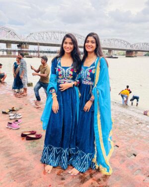 Somalin Parida Instagram - ❤️🌸
👗 @chuda_lover1 
.
.
.
.
.
#twinsofinstagram #sisterlove #twins #twinning #instagood #instadaily #instafashion #ethnicwear #indianethnicwear #indowestern #styleblogger