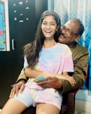 Somalin Parida Instagram - Papa meri jaan hardum rakhna,Ab hath yeh sar par tum❤️