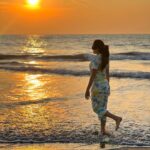 Sonal Monteiro Instagram - Mother Nature doesn’t need a filter. Pc- @_karthi_0_7 #sonalmonteiro #sunsets #beachlife #beachbaby #mangalore #kudla #nammakarnataka #thalasophile Mangalore