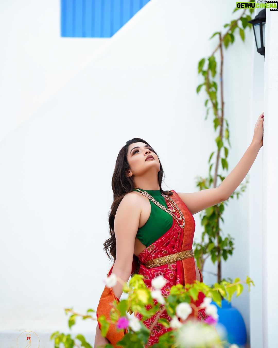 Sonal Monteiro Instagram - RED CARPET STUDIO BY @pavithra_gowda_7 ❤️ Photographer- @acchu_photography_official Mua- @kinjalmehtaacademy Hairstyle - @makeover_by_praveen Location - @shoot_in.official #sonalmonteiro #exclusive Shoot_in.official