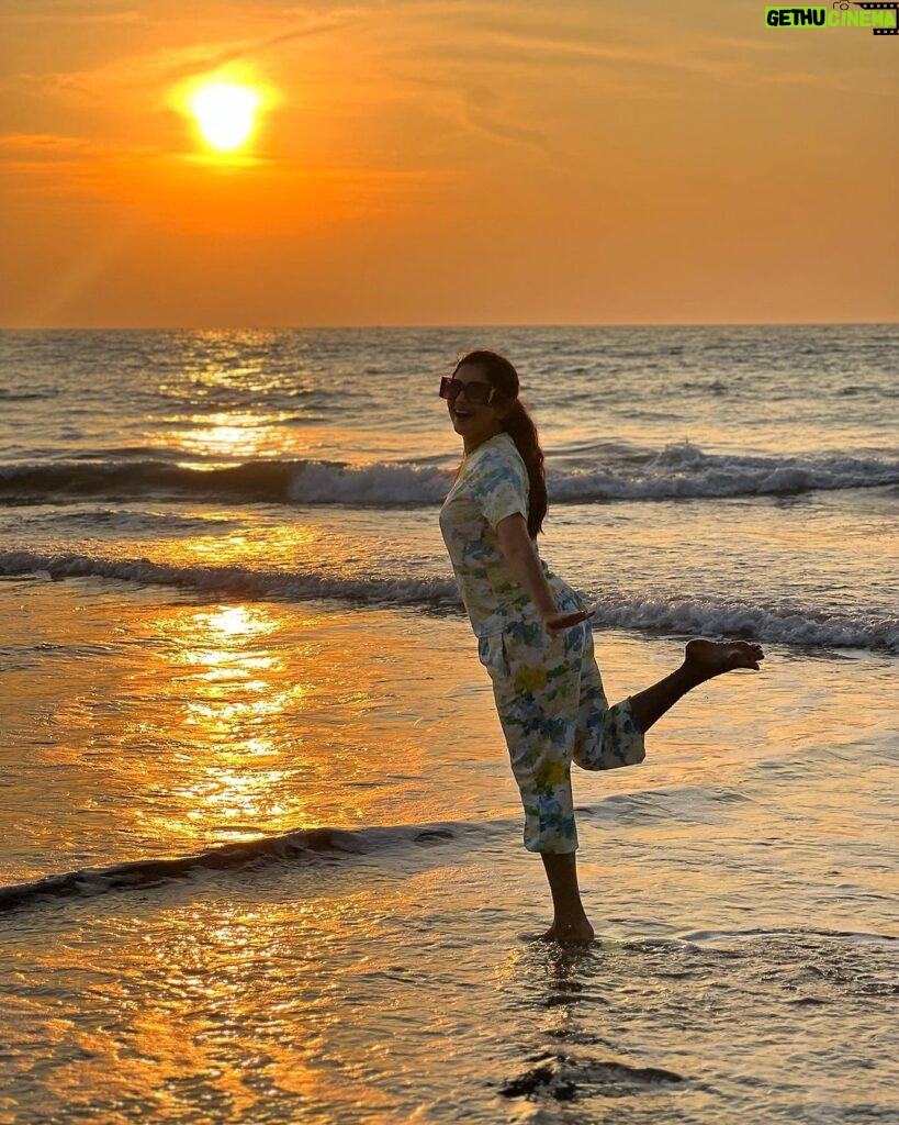 Sonal Monteiro Instagram - Mother Nature doesn’t need a filter. Pc- @_karthi_0_7 #sonalmonteiro #sunsets #beachlife #beachbaby #mangalore #kudla #nammakarnataka #thalasophile Mangalore