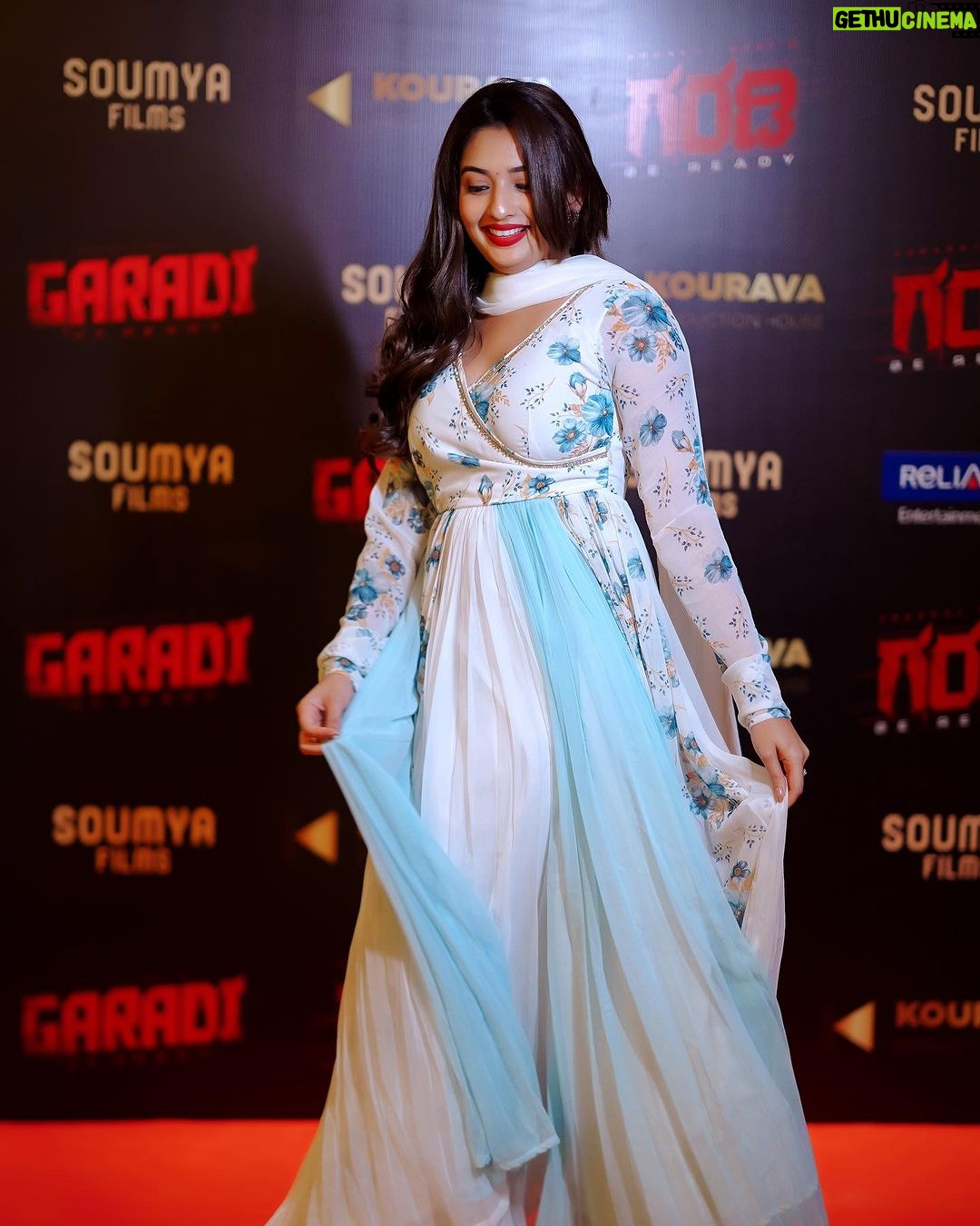 Sonal Monteiro Instagram - 🤍🩵 Wearing @arulaa_by_rashmianooprao .. Hair - @makeover_by_praveen Captured by @the_eyecapture ❤️ . #sonalmonteiro #garadi #premiere #celebrityshow #dboss #dbossgaradi #yograjbhat Orion Mall