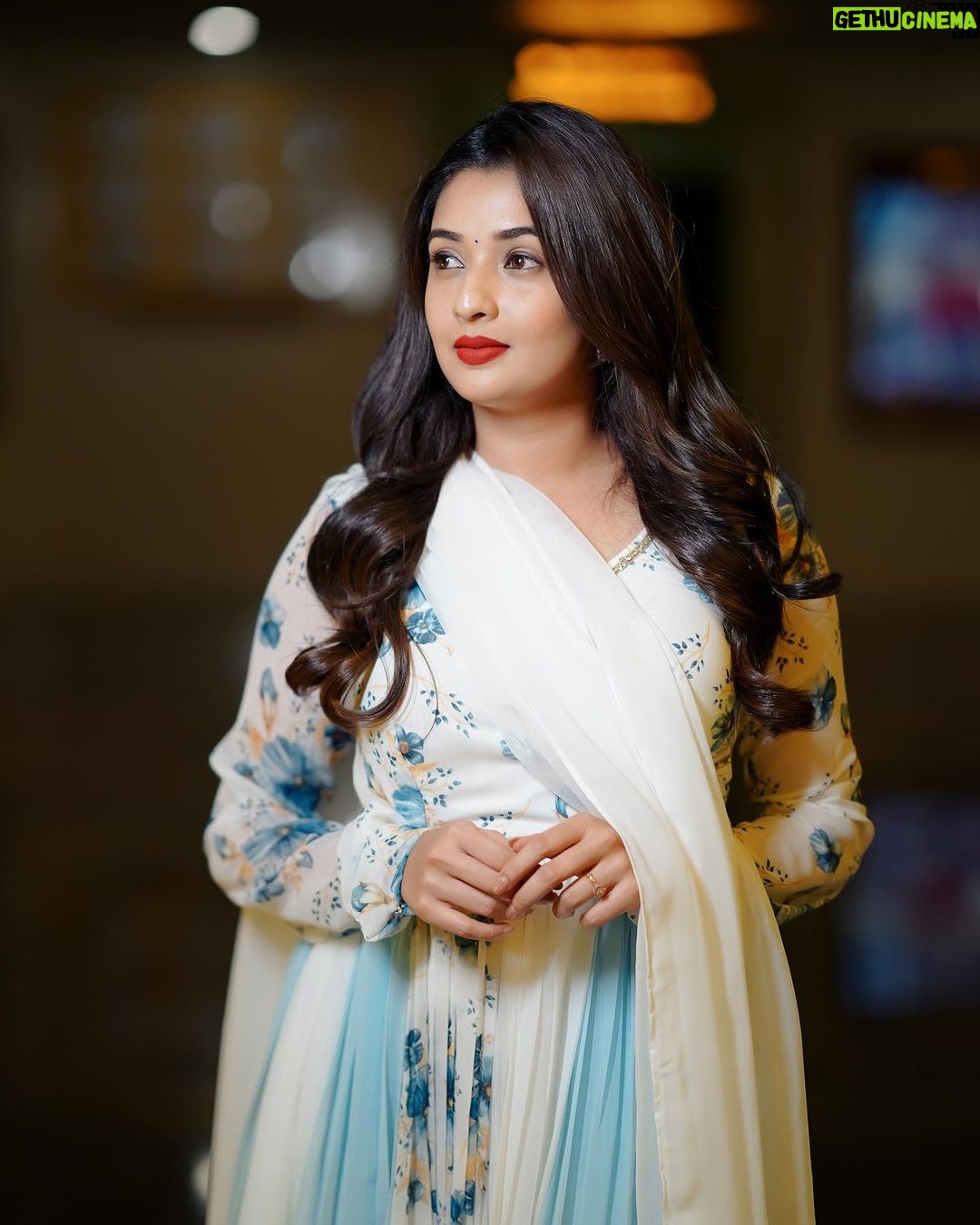 Sonal Monteiro Instagram - 🤍🩵 Wearing @arulaa_by_rashmianooprao .. Hair - @makeover_by_praveen Captured by @the_eyecapture ❤️ . #sonalmonteiro #garadi #premiere #celebrityshow #dboss #dbossgaradi #yograjbhat Orion Mall