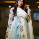 Sonal Monteiro Instagram - 🤍🩵 Wearing @arulaa_by_rashmianooprao .. Hair - @makeover_by_praveen Captured by @the_eyecapture ❤️ . #sonalmonteiro #garadi #premiere #celebrityshow #dboss #dbossgaradi #yograjbhat Orion Mall
