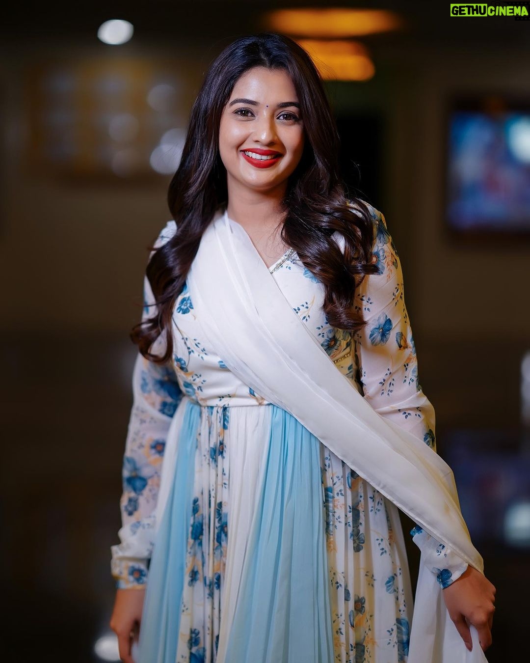 Sonal Monteiro Instagram - 🤍🩵 Wearing @arulaa_by_rashmianooprao .. Hair - @makeover_by_praveen Captured by @the_eyecapture ❤️ . #sonalmonteiro #garadi #premiere #celebrityshow #dboss #dbossgaradi #yograjbhat Orion Mall