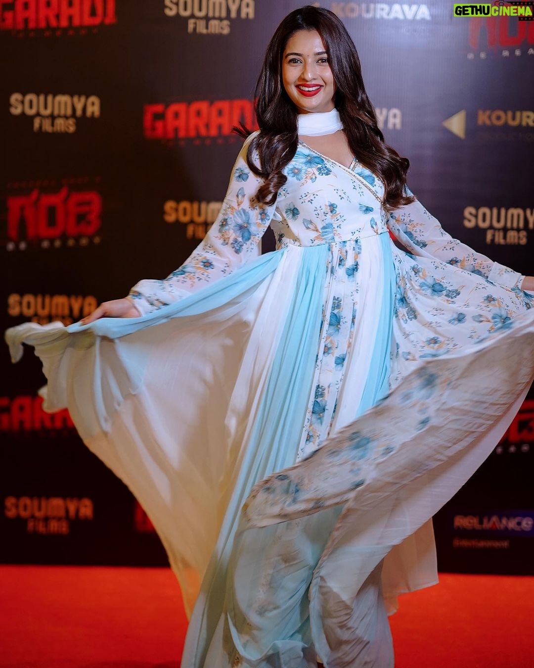 Sonal Monteiro Instagram - 🤍🩵 Wearing @arulaa_by_rashmianooprao .. Hair - @makeover_by_praveen Captured by @the_eyecapture ❤️ . #sonalmonteiro #garadi #premiere #celebrityshow #dboss #dbossgaradi #yograjbhat Orion Mall