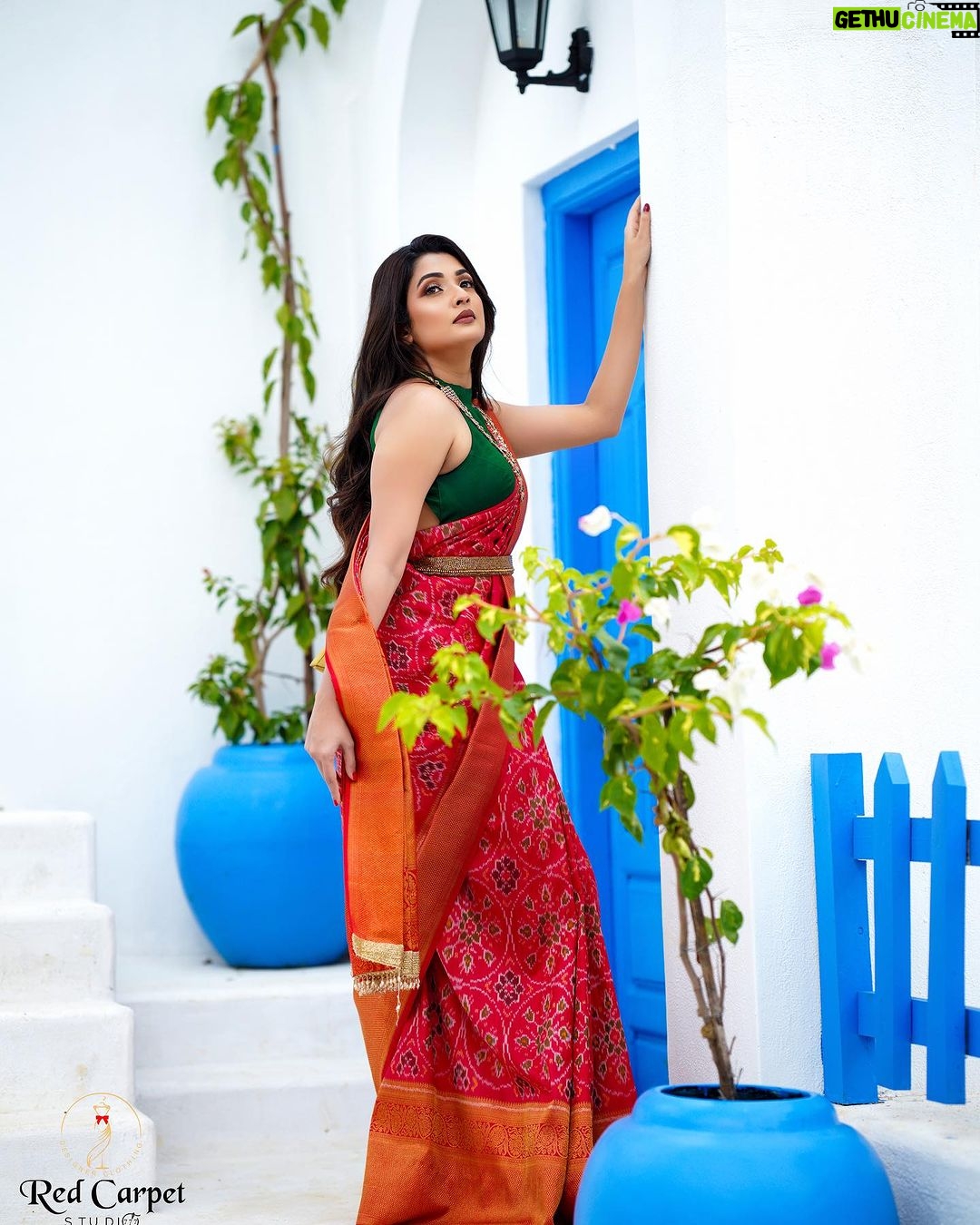 Sonal Monteiro Instagram - RED CARPET STUDIO BY @pavithra_gowda_7 ❤️ Photographer- @acchu_photography_official Mua- @kinjalmehtaacademy Hairstyle - @makeover_by_praveen Location - @shoot_in.official #sonalmonteiro #exclusive Shoot_in.official