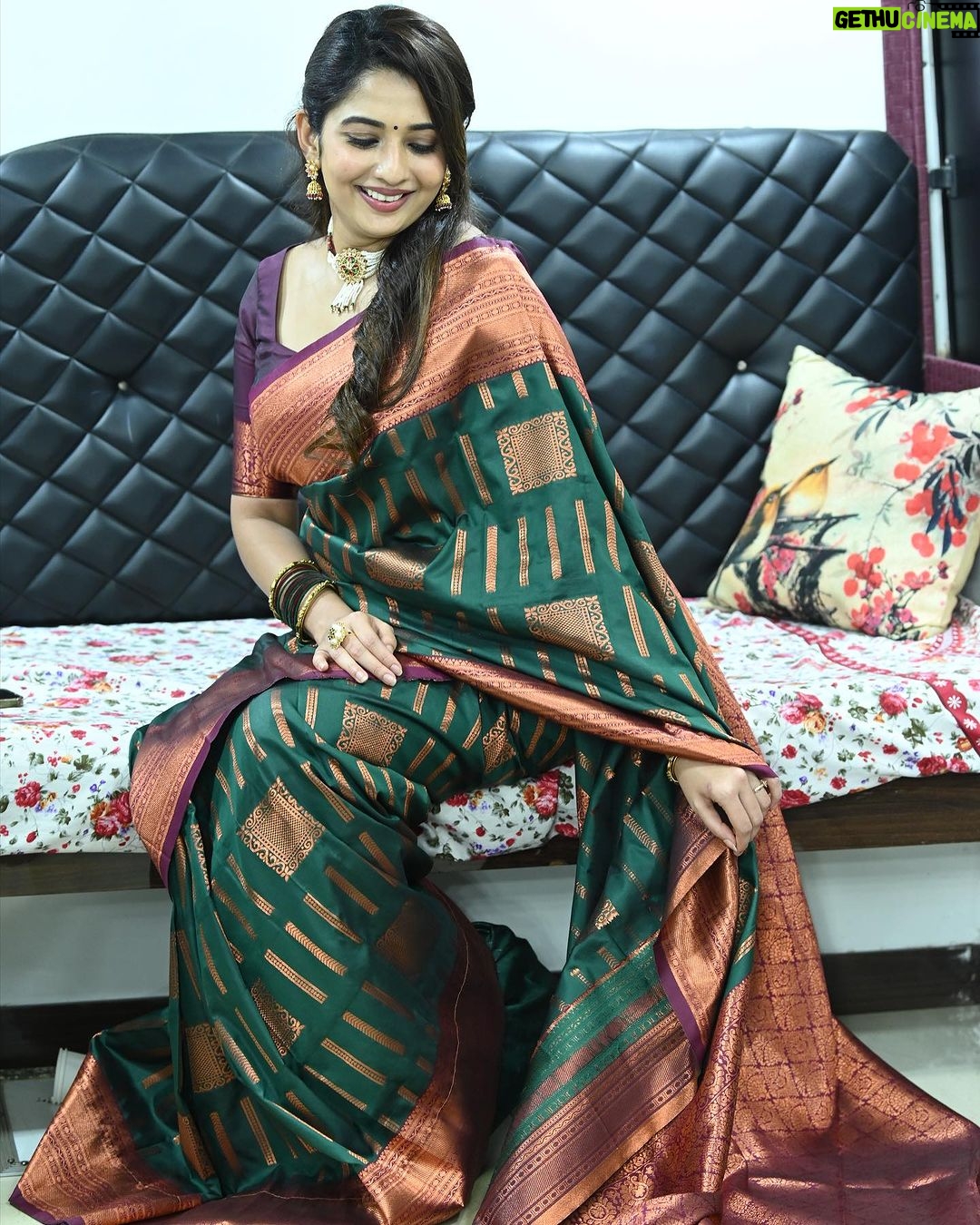 Sonal Monteiro Instagram - Create your own sunshine on even the cloudiest days. @arulaa_by_rashmianooprao u never fail to amaze me with ur designs ❤️ Thank u @makeover_by_praveen for this beautiful sareee. Hair - @makeover_by_praveen Clicked by @_karthi_0_7 #starsuvarna #sonalmonteiro #traditional #sareelove #blousedesigns #indianwear #jewelrygram Bangalore, India